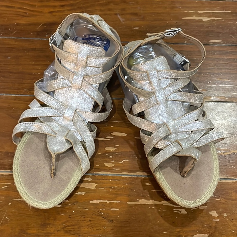 Hush Puppies metallic leather gladiator sandals (sz 9)
